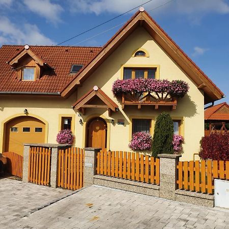 Zlty Dom Vrbov Lägenhet Exteriör bild