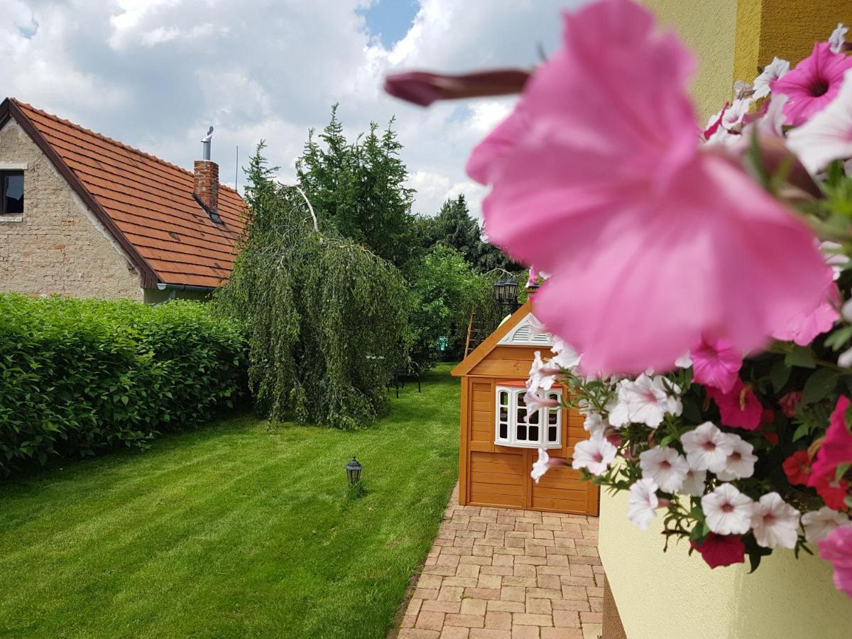 Zlty Dom Vrbov Lägenhet Exteriör bild