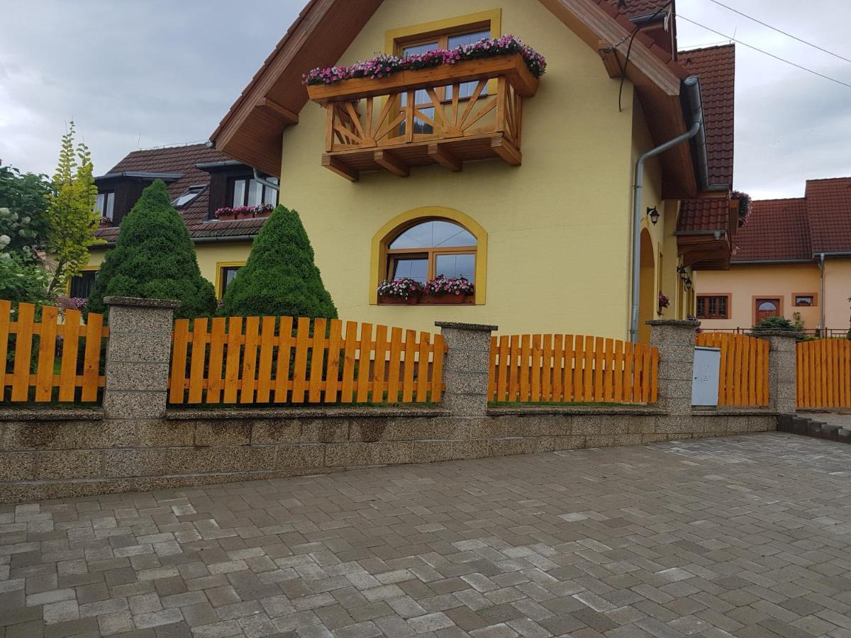 Zlty Dom Vrbov Lägenhet Exteriör bild