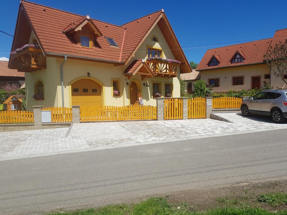 Zlty Dom Vrbov Lägenhet Exteriör bild